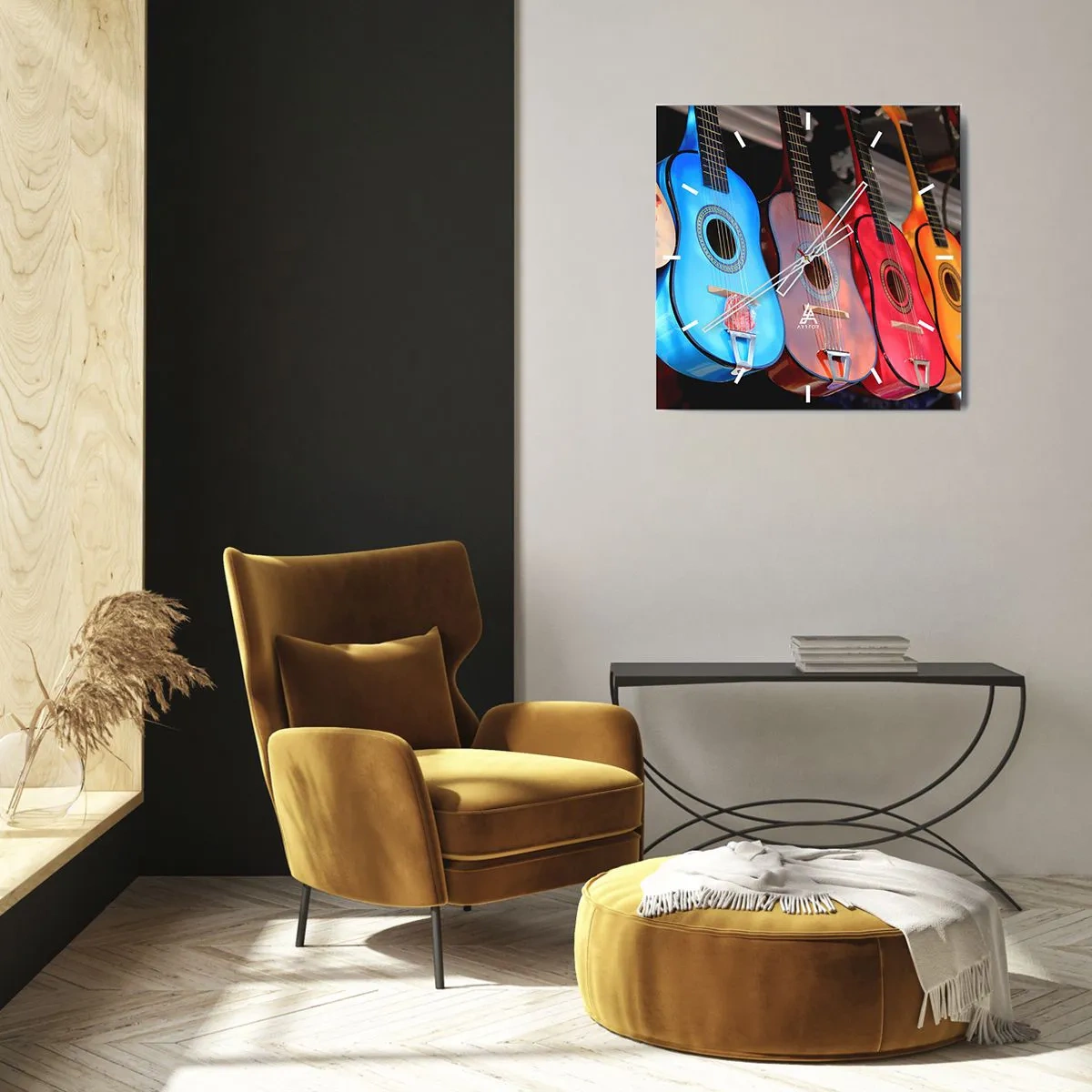 Zegar ścienny - Kolorowe gitary akustyczne powieszone w rzędzie na wystawie - 30x30cm - Latynoskie klimaty - Nowoczesna dekoracja ścienna do salonu i sypialni ARTTOR