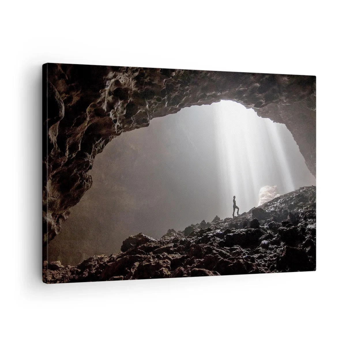 Obraz na płótnie - Postać w jaskini oświetlonej promieniami światła - 70x50cm - Świetlista grota - Nowoczesna dekoracja ścienna do salonu i sypialni ARTTOR