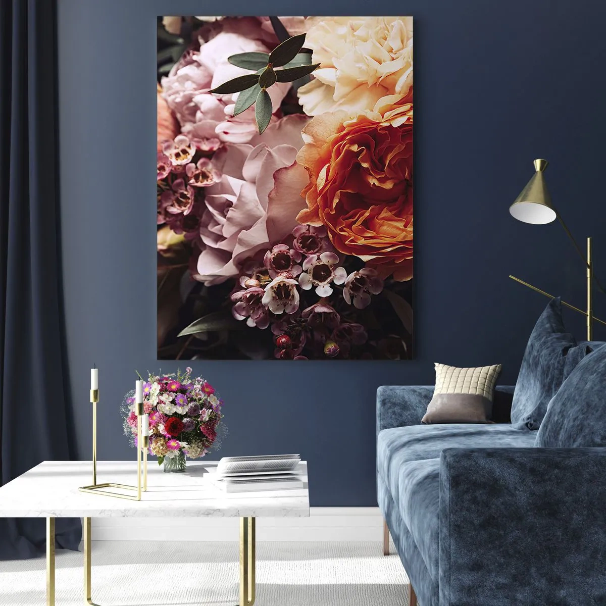 Obraz na szkle - Zbliżenie na kompozycję z róż, goździków i drobnych kwiatów - 50x70cm - Otulone pięknem - Nowoczesna dekoracja ścienna do salonu, kuchni i sypialni ARTTOR