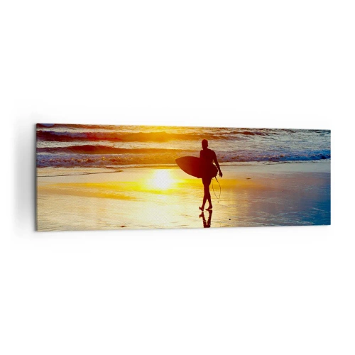Obraz na płótnie - Surfer idący po plaży o zachodzie słońca z deską w ręku - 160x50cm - Powrót wojownika - Nowoczesna dekoracja ścienna do salonu i sypialni ARTTOR