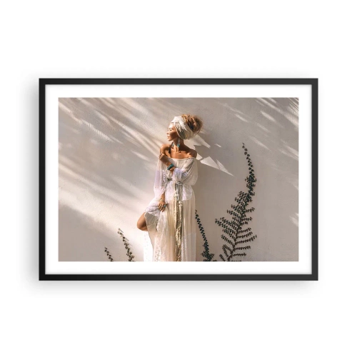 Plakat w czarnej ramie - Kobieta w stylizacji boho oświetlona promieniami słońca - 70x50cm - Słońce i dziewczyna - Nowoczesna dekoracja ścienna do salonu i sypialni ARTTOR