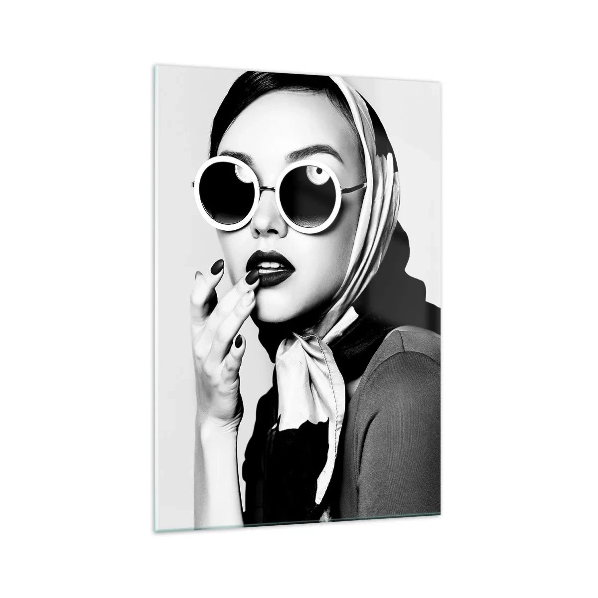 Obraz na szkle - Czarno-biały portret kobiety w okularach i chuście - 70x100cm - Pozdrowienia z lat 60. - Nowoczesna dekoracja ścienna do salonu i sypialni ARTTOR
