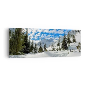 Obraz na płótnie - Zimowy krajobraz górski z lasem i ścieżką w śniegu - 140x50cm - W śniegu i w słońcu - Nowoczesna dekoracja ścienna do salonu i sypialni ARTTOR