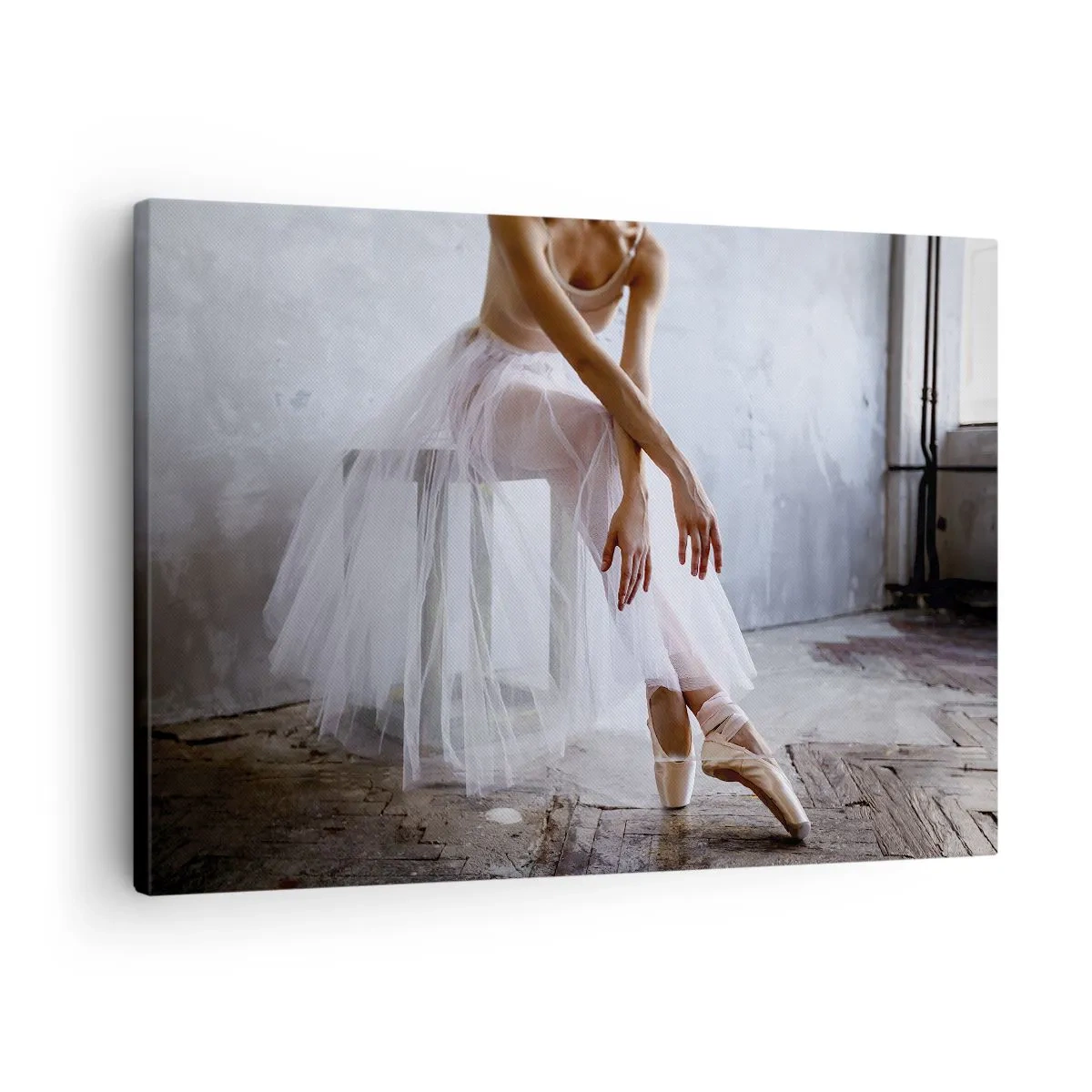 Obraz na płótnie - Baletnica w delikatnej pozie na tle industrialnym - 70x50cm - Zanim zabłysną światła rampy - Nowoczesna dekoracja ścienna do salonu i sypialni ARTTOR