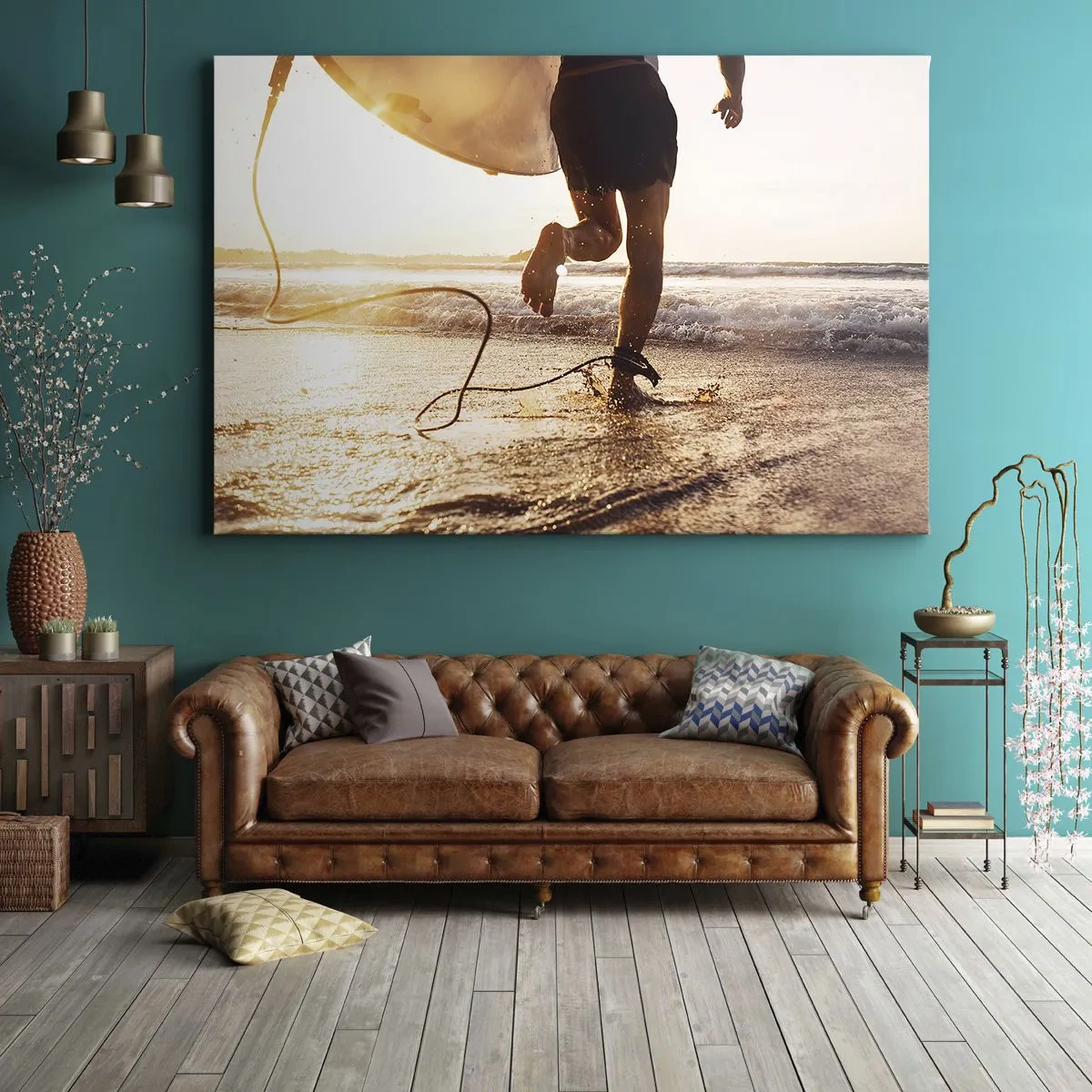 Obraz na płótnie - Surfer biegnący po plaży z deską w blasku słońca - 70x50cm - Na spotkanie fali - Nowoczesna dekoracja ścienna do salonu i sypialni ARTTOR