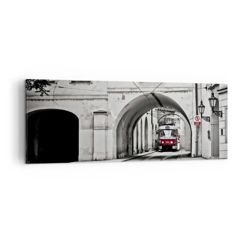 Obraz na płótnie - Czarno-biały tramwaj w zabytkowej uliczce miasta - 140x50cm - Przez miejski labirynt - Nowoczesna dekoracja ścienna do salonu i sypialni ARTTOR
