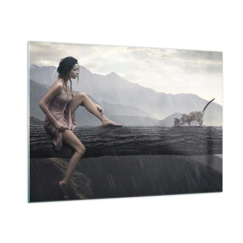 Obraz na szkle - Kobieta i kot na drewnianej kłodzie w deszczowym krajobrazie - 100x70cm - Szczyty piękna - Nowoczesna dekoracja ścienna do salonu, kuchni i sypialni ARTTOR