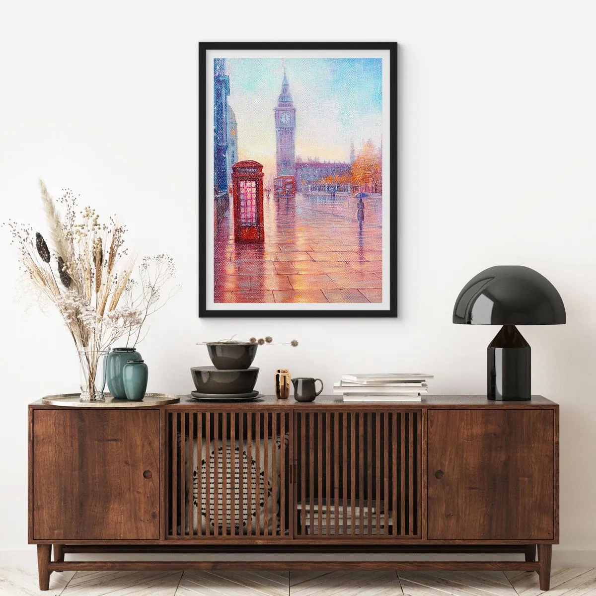 Plakat w czarnej ramie - Big Ben i czerwona budka telefoniczna w deszczowy dzień - 50x70cm - Londyński jesienny dzień - Nowoczesna dekoracja ścienna do salonu i sypialni ARTTOR