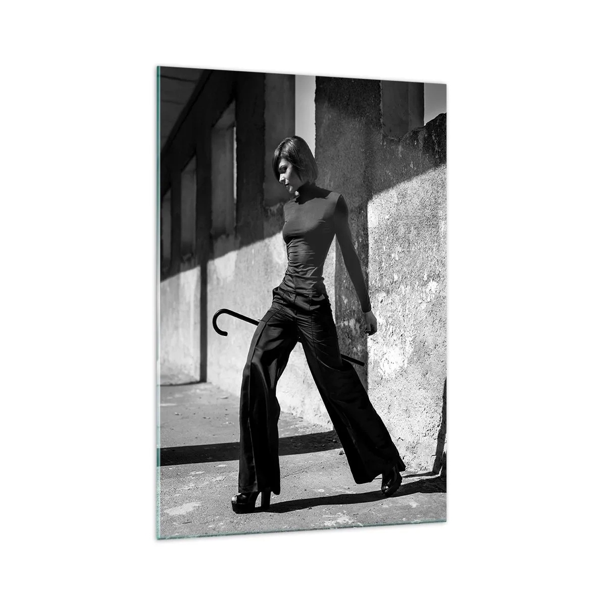 Obraz na szkle - Stylowa kobieta w industrialnym otoczeniu - 70x100cm - Miejska elegancja - Nowoczesna dekoracja ścienna do salonu i sypialni ARTTOR