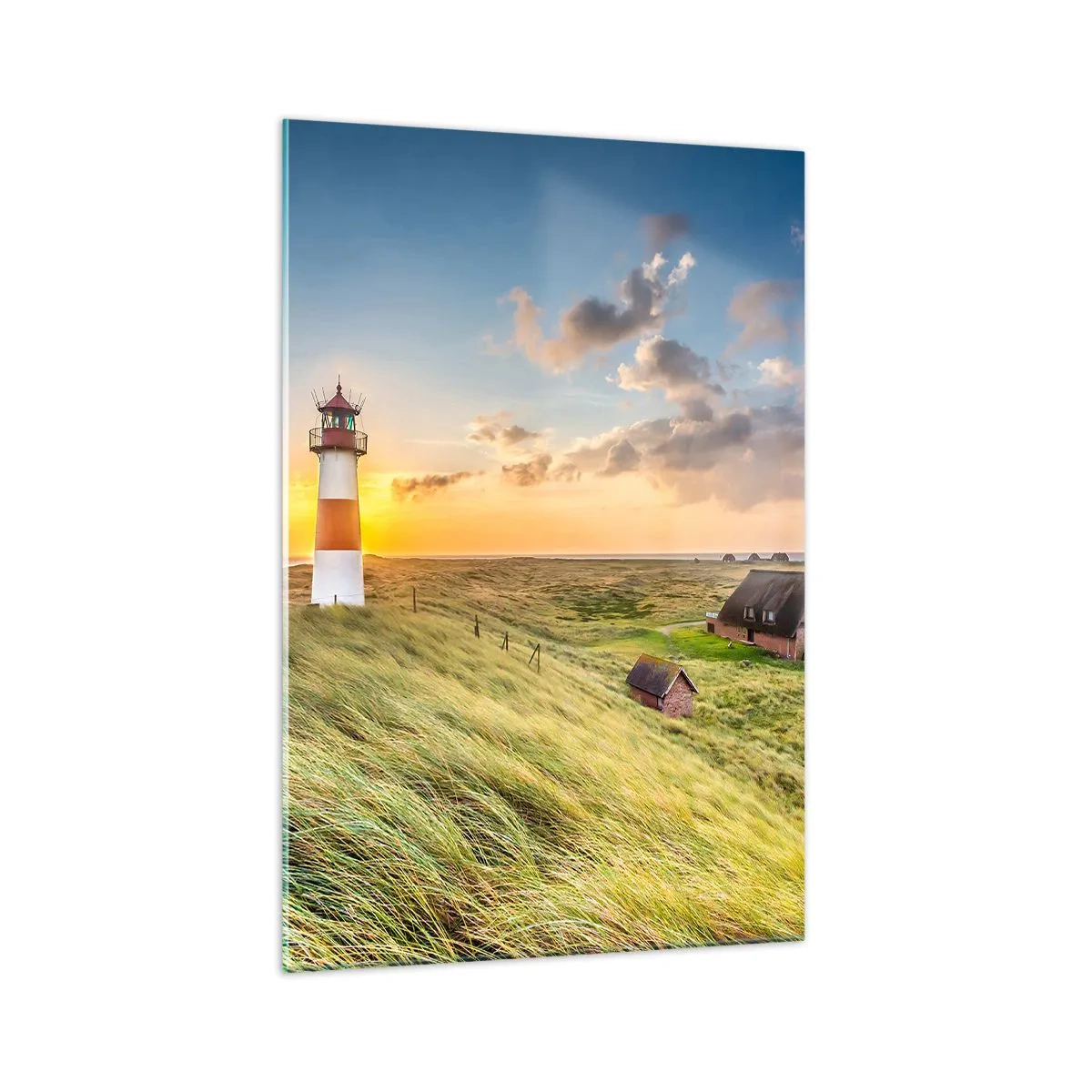 Obraz na szkle - Latarnia morska na tle łąk i domów w promieniach słońca - 70x100cm - Między falami - Nowoczesna dekoracja ścienna do salonu i sypialni ARTTOR