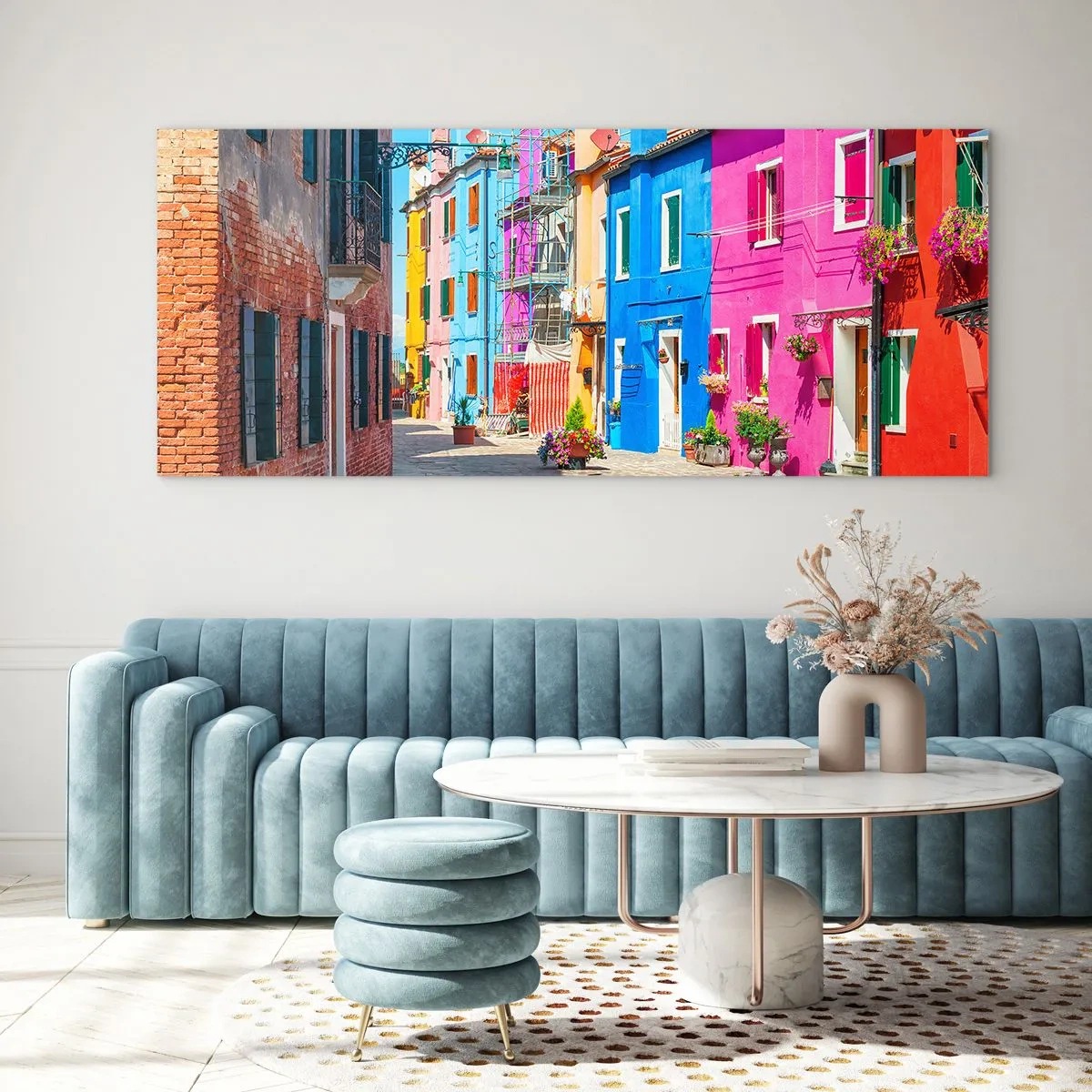 Obraz na szkle - Kolorowe budynki w wąskiej uliczce miasteczka - 140x50cm - Miasteczko "Pod papugami" - Nowoczesna dekoracja ścienna do salonu i sypialni ARTTOR