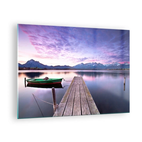 Obraz na szkle - Zielona łódź na molo z górskim tłem przy wschodzie słońca - 70x50cm - Przyjazna cisza - Nowoczesna dekoracja ścienna do salonu i sypialni ARTTOR