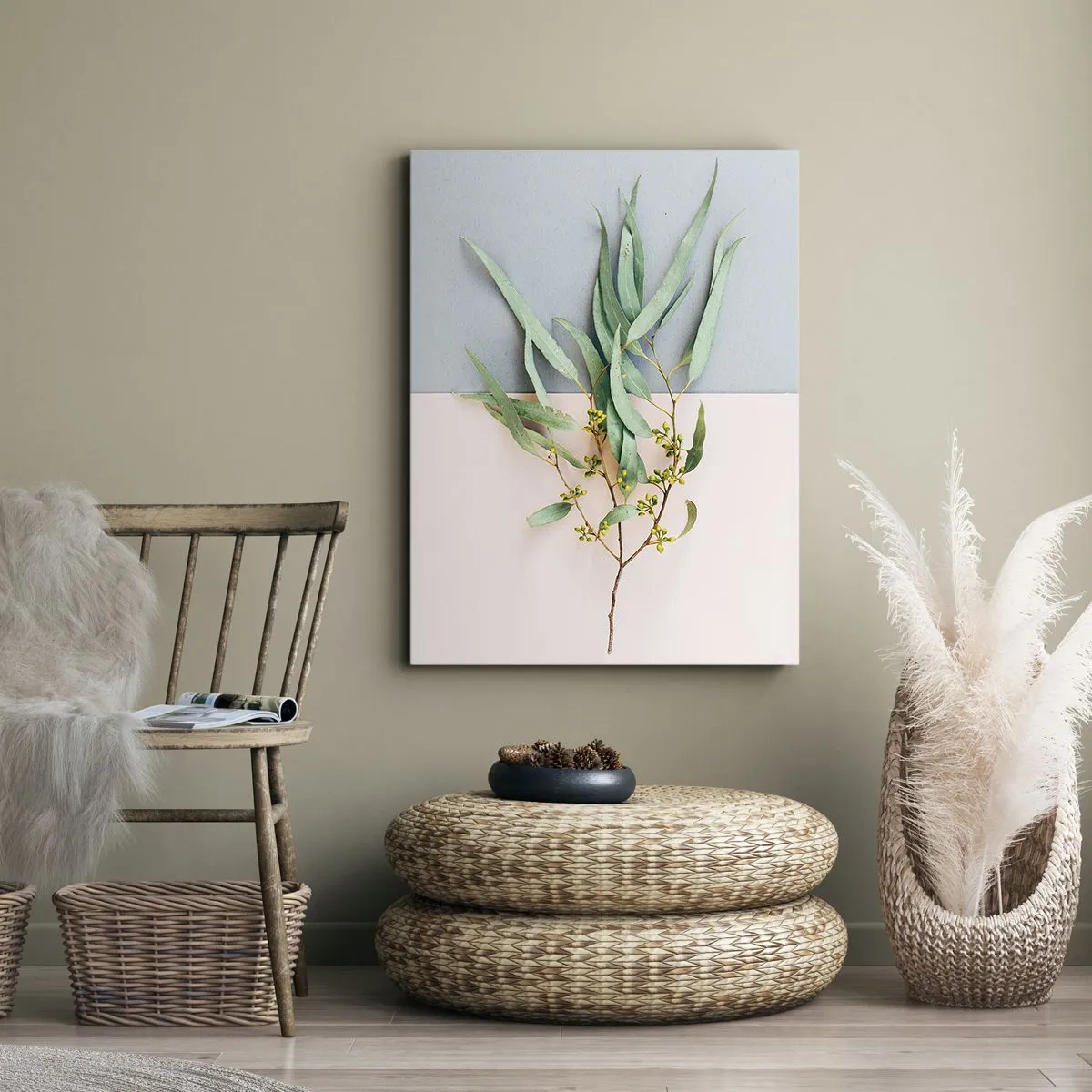 Obraz na płótnie - Minimalistyczna kompozycja z gałązką eukaliptusa na dwukolorowym tle - 50x70cm - Pastelowa subtelność - Nowoczesna dekoracja ścienna do salonu, kuchni i sypialni ARTTOR