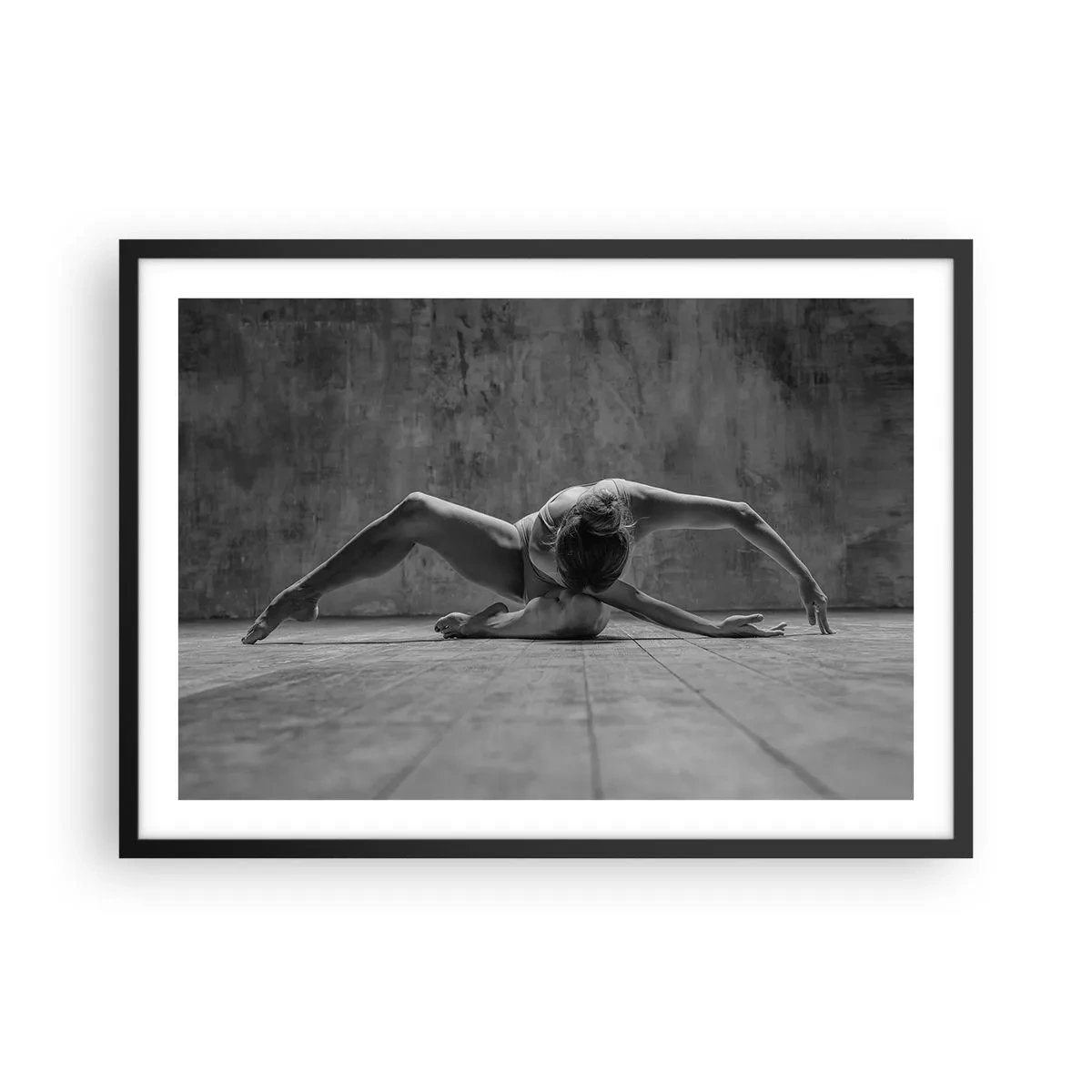 Plakat w czarnej ramie - Tancerka w artystycznej pozie - 70x50cm - Symetria odnaleziona - Nowoczesna dekoracja ścienna do salonu i sypialni ARTTOR