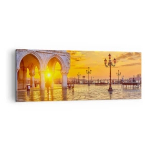 Obraz na płótnie - Złoty zachód słońca na miejskim placu z arkadami i lampami - 140x50cm - Gdzie są wszyscy? - Nowoczesna dekoracja ścienna do salonu i sypialni ARTTOR