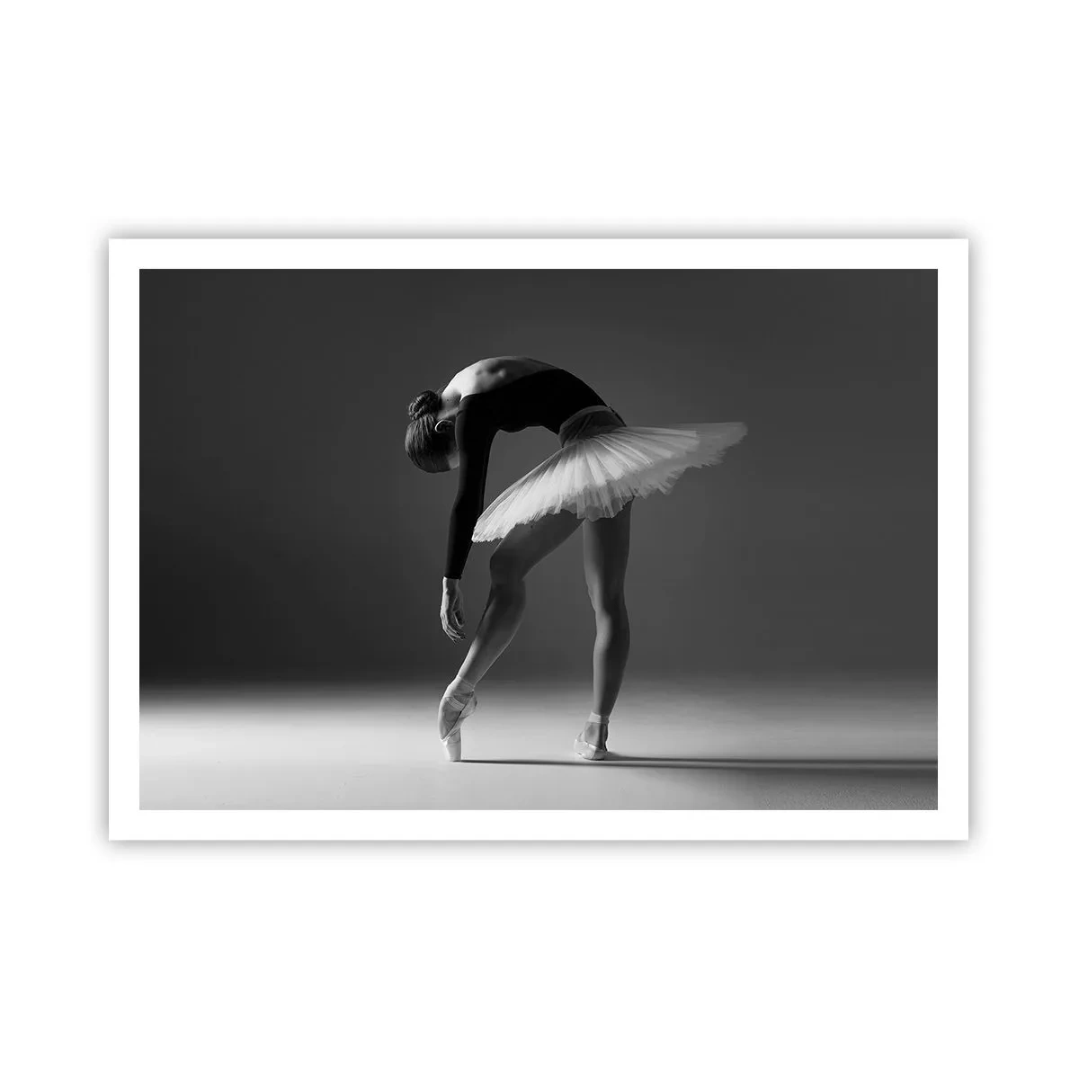 Plakat - Baletnica w eleganckiej pozie na czarno-białym tle - 100x70cm - Bella balerina - Nowoczesna dekoracja ścienna do salonu i sypialni ARTTOR