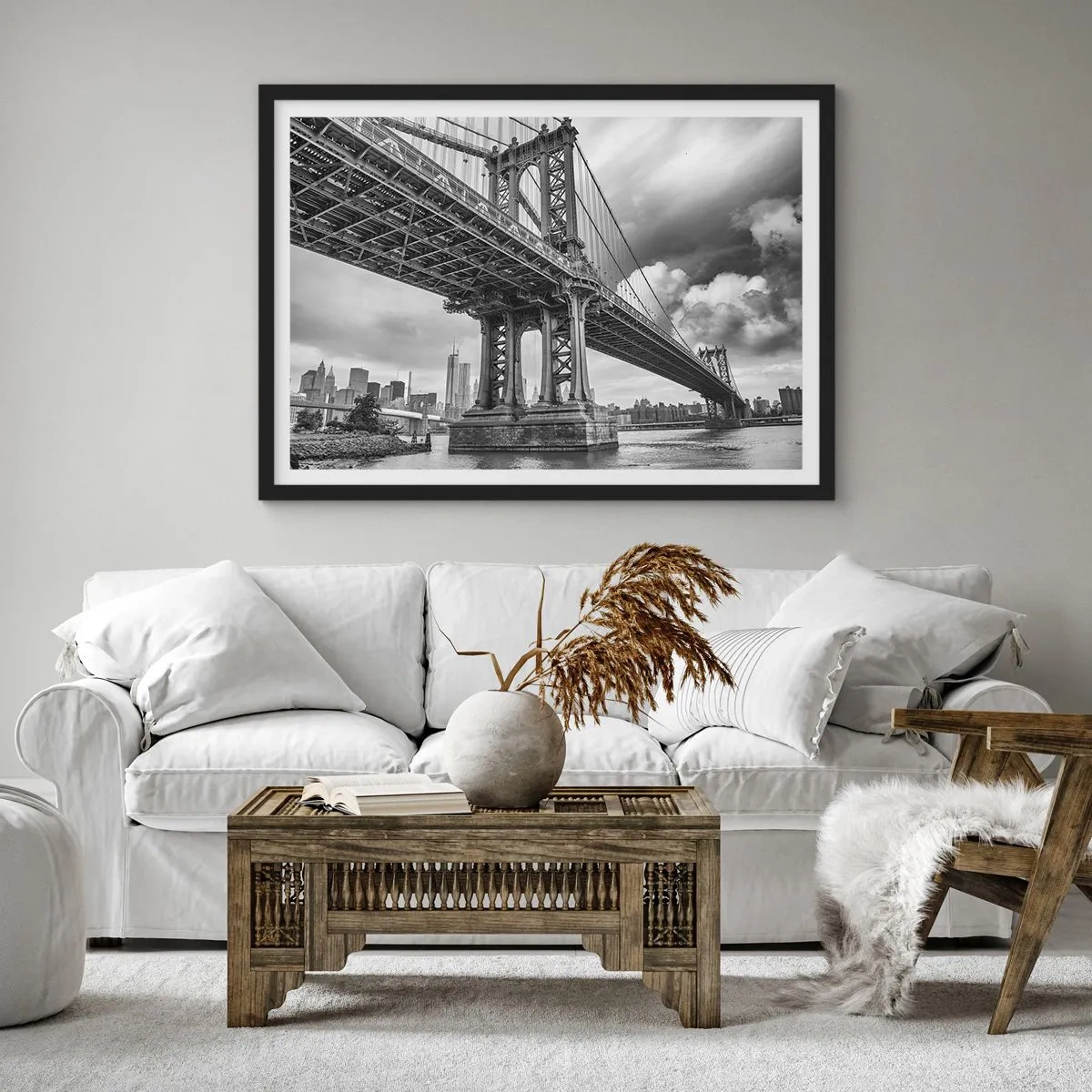 Plakat w czarnej ramie - Most w czarno-białej tonacji z widokiem na miasto - 100x70cm - Do serca miasta - Nowoczesna dekoracja ścienna do salonu i sypialni ARTTOR