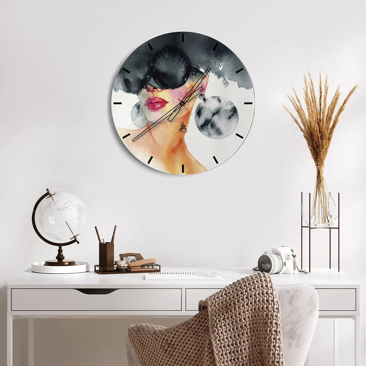 Zegar ścienny - Portret kobiety w okularach z dużymi kolczykami akwarelą - 30x30cm - Tajemnica elegancji - Nowoczesna dekoracja ścienna do salonu, kuchni i sypialni ARTTOR