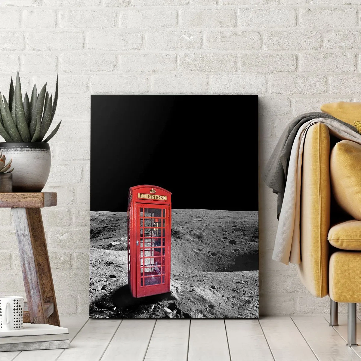Obraz na płótnie - Czerwona budka telefoniczna na Księżycu - 70x100cm - Kosmiczny żart - Nowoczesna dekoracja ścienna do salonu i sypialni ARTTOR