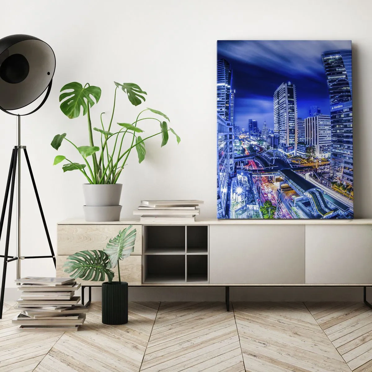 Obraz na płótnie - Widok na nocne miasto z drapaczami chmur i zatłoczoną ulicą - 50x70cm - Rytmy nocnego miasta - Nowoczesna dekoracja ścienna do salonu, kuchni i sypialni ARTTOR
