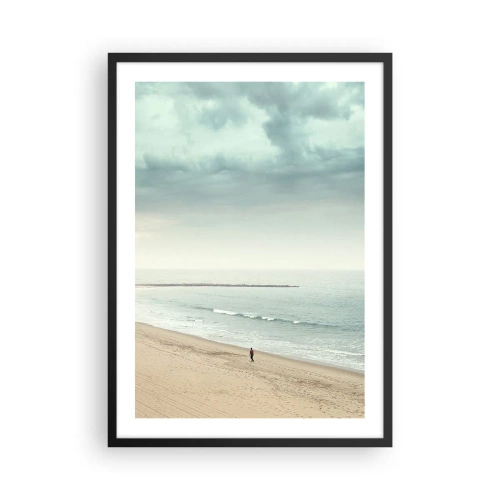 Plakat w czarnej ramie - Samotna postać spacerująca brzegiem morza pod zachmurzonym niebem - 50x70cm - w poszukiwaniu spokoju - Nowoczesna dekoracja ścienna do salonu i sypialni ARTTOR
