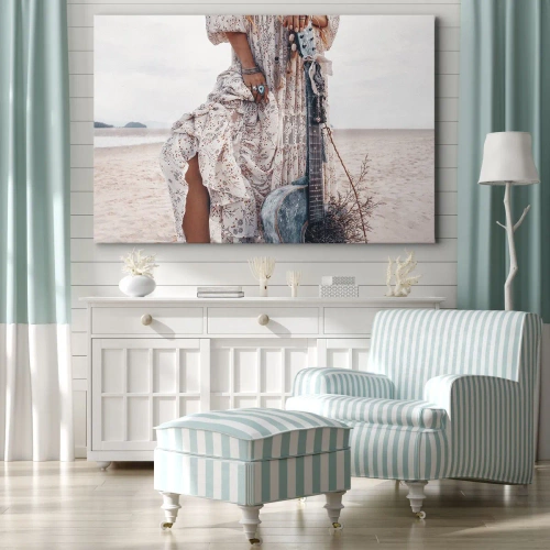 Obraz na płótnie - Dzieci kwiaty w drodze - Kobieta w stylu boho z gitarą na plaży - 70x50cm