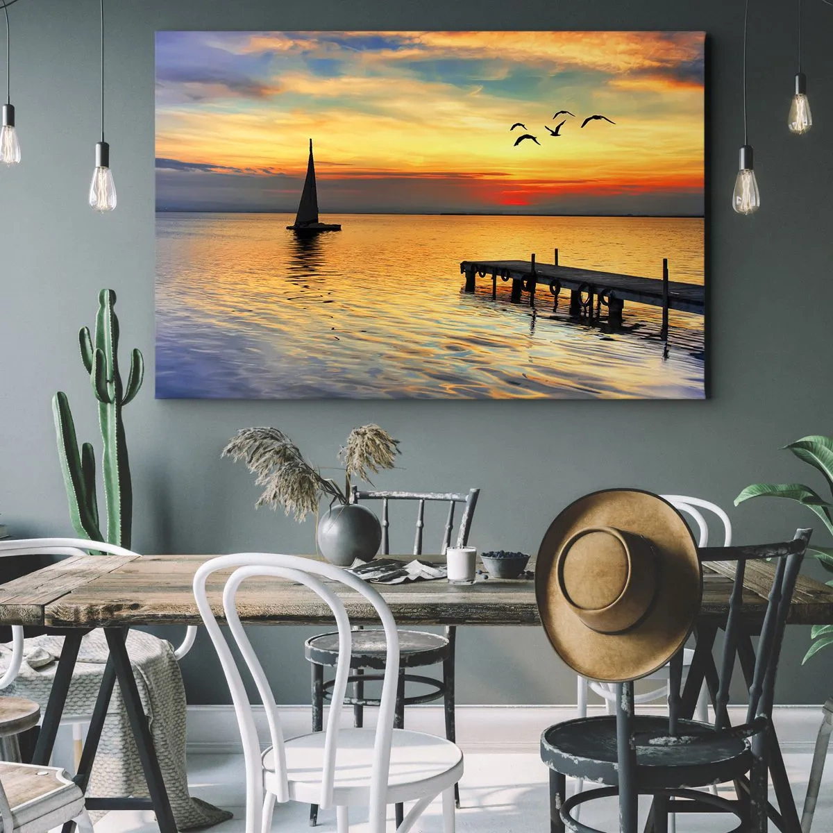 Obraz na płótnie - Zachód słońca z żaglówką i molo nad spokojnym jeziorem - 70x50cm - Wieczorne powroty - Nowoczesna dekoracja ścienna do salonu i sypialni ARTTOR