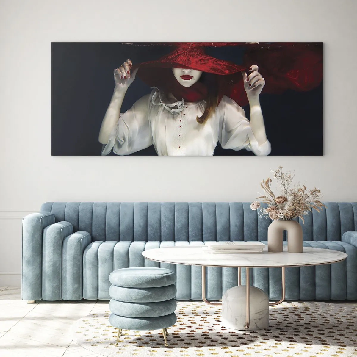Obraz na szkle - Kobieta w czerwonym kapeluszu zanurzona w wodzie - 120x50cm - Dziwożona - Nowoczesna dekoracja ścienna do salonu i sypialni ARTTOR