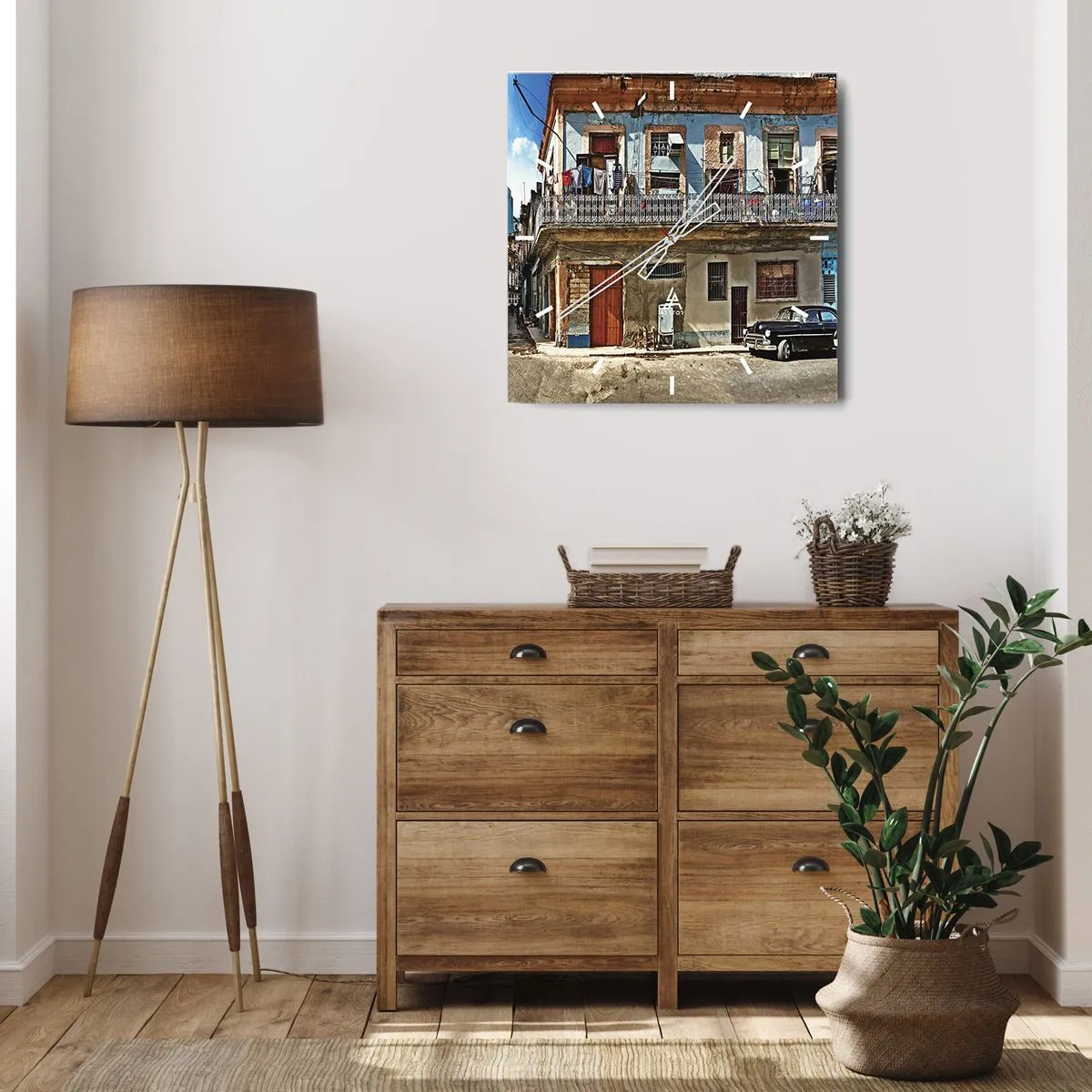 Zegar ścienny - Kolorowe kamienice i klasyczny samochód w miejskim krajobrazie - 30x30cm - Hawańskie klimaty - Nowoczesna dekoracja ścienna do salonu i sypialni ARTTOR