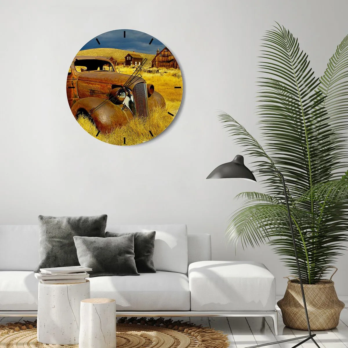 Zegar ścienny - Stary zardzewiały samochód na tle opuszczonej wioski - 30x30cm - Zasłużony odpoczynek - Nowoczesna dekoracja ścienna do salonu, kuchni i sypialni ARTTOR