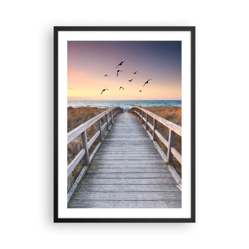 Plakat w czarnej ramie - Drewniany pomost prowadzący na plażę przy zachodzie słońca - 50x70cm - Przestrzeń wzlotów - Nowoczesna dekoracja ścienna do salonu i sypialni ARTTOR