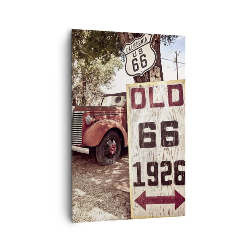 Obraz na płótnie - Retro samochód i znak Route 66 w rustykalnym otoczeniu - 80x120cm - Legenda amerykanskiej prowincji - Nowoczesna dekoracja ścienna do salonu i sypialni ARTTOR