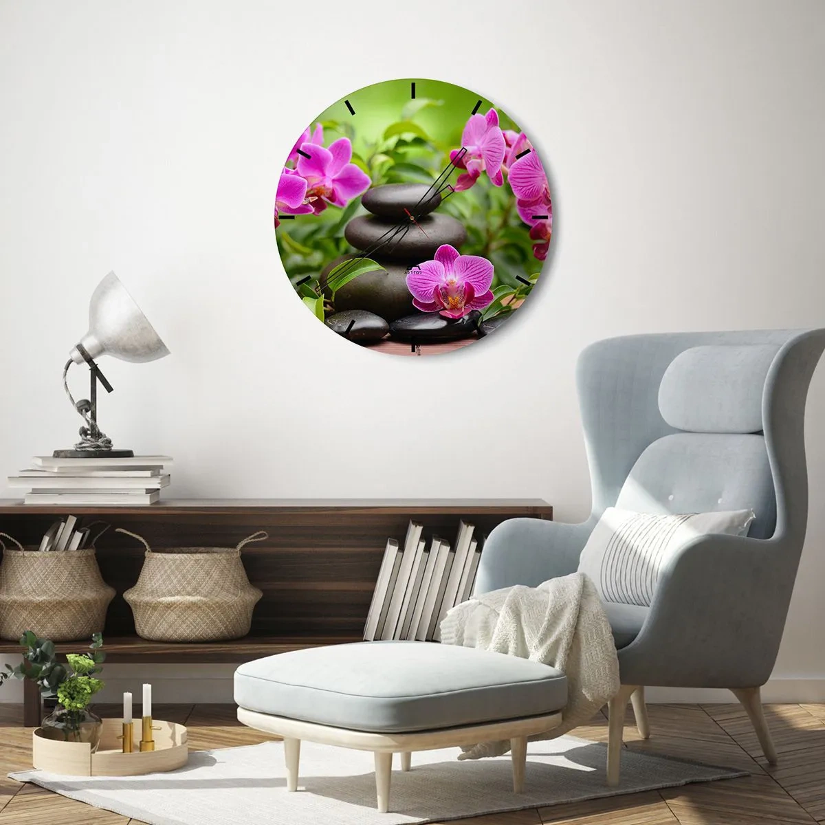 Zegar ścienny - Czarne kamienie i różowe orchidee na tle zieleni - 30x30cm - Piramida spokoju - Nowoczesna dekoracja ścienna do salonu, kuchni i sypialni ARTTOR