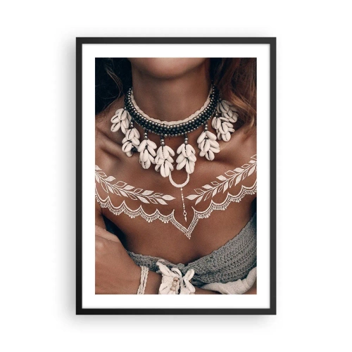 Plakat w czarnej ramie - Portret kobiety z muszlowym naszyjnikiem i białym tatuażem - 50x70cm - Talizmany, rytuały kobiecości - Nowoczesna dekoracja ścienna do salonu i sypialni ARTTOR