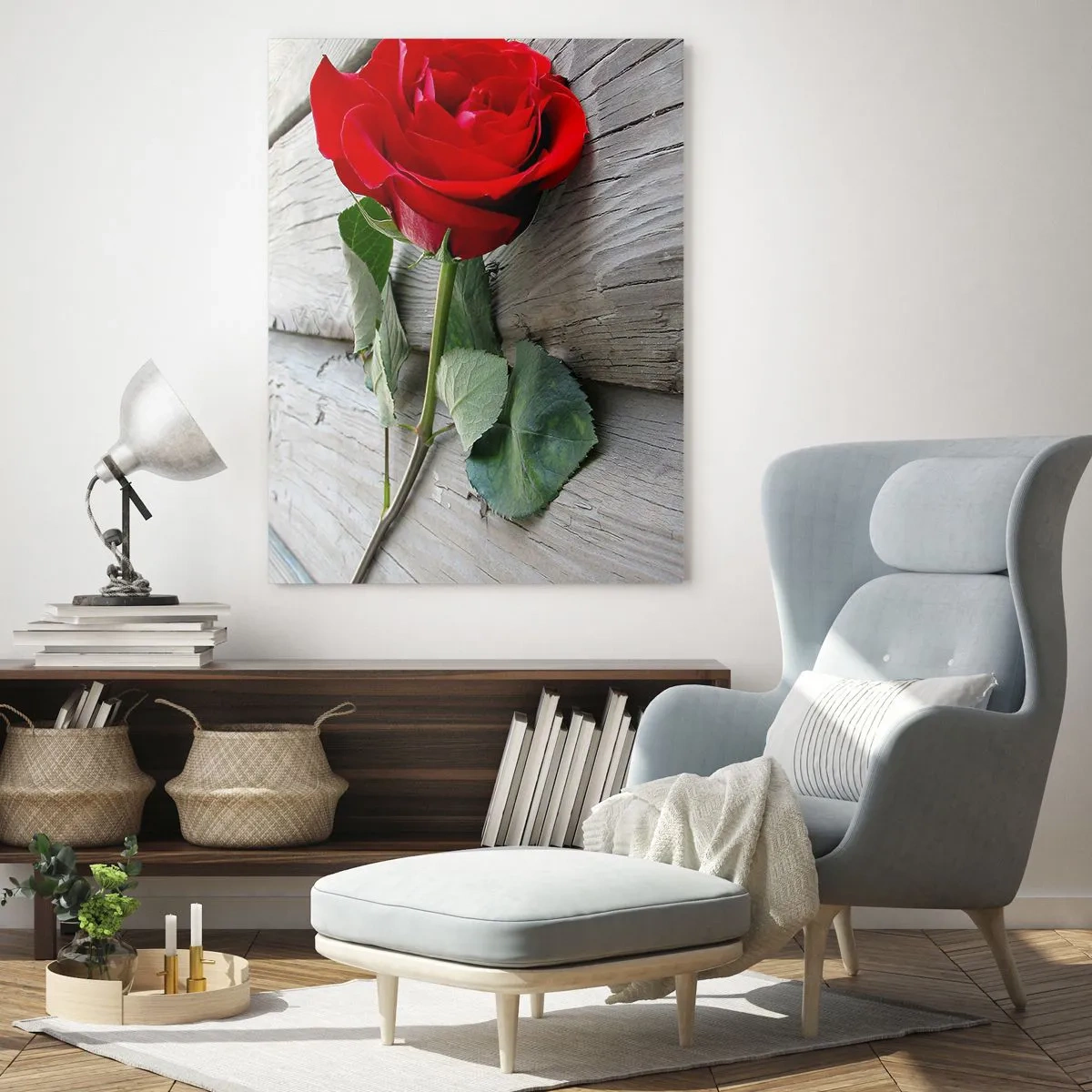 Obraz na szkle - Czerwona róża na drewnianej desce - 50x70cm - Studium w szkarłacie - Nowoczesna dekoracja ścienna do salonu, kuchni i sypialni ARTTOR