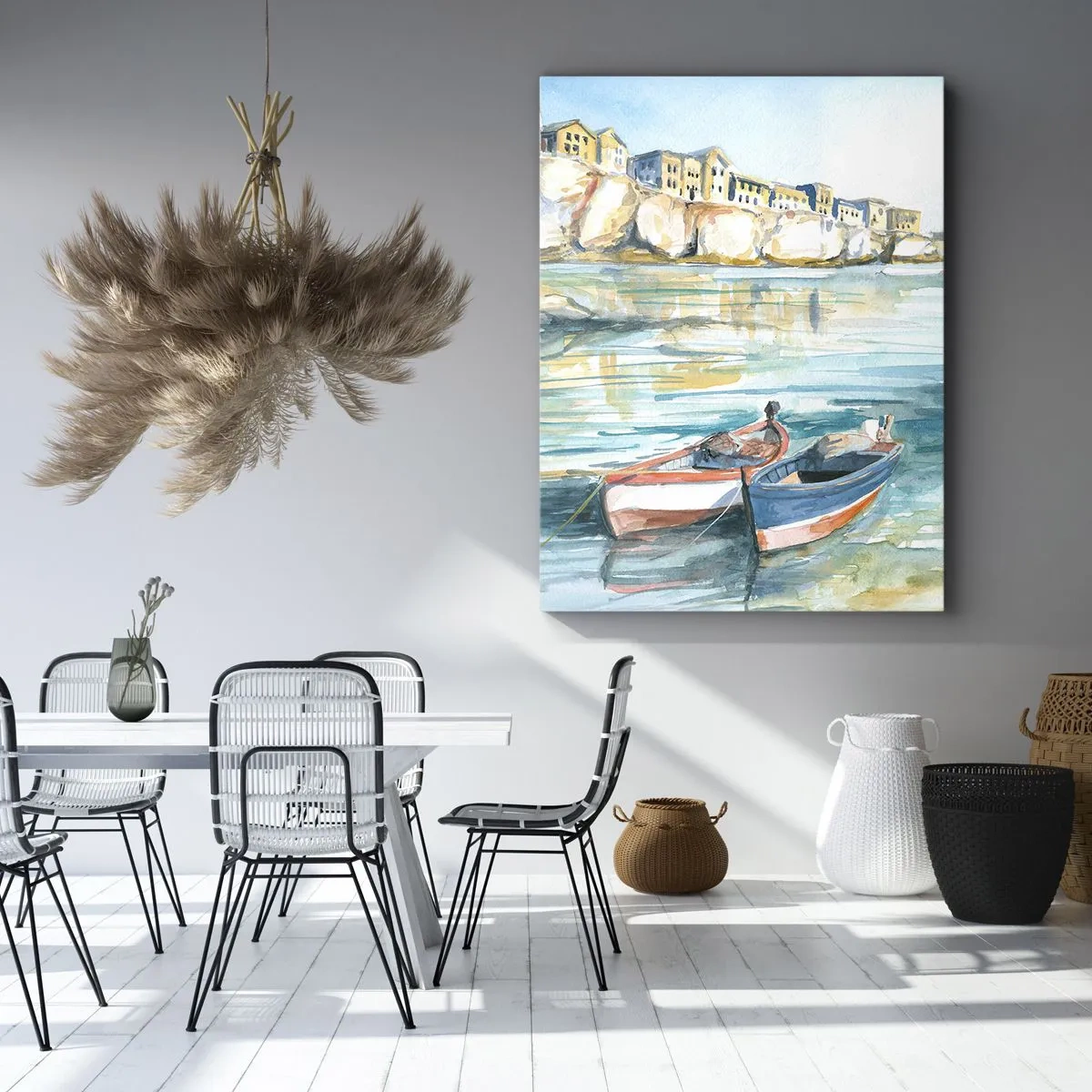 Obraz na płótnie - Dwie łódki na spokojnej wodzie z widokiem na nadmorskie klify i domy - 50x70cm - Pejzaż w lazurze - Nowoczesna dekoracja ścienna do salonu, kuchni i sypialni ARTTOR