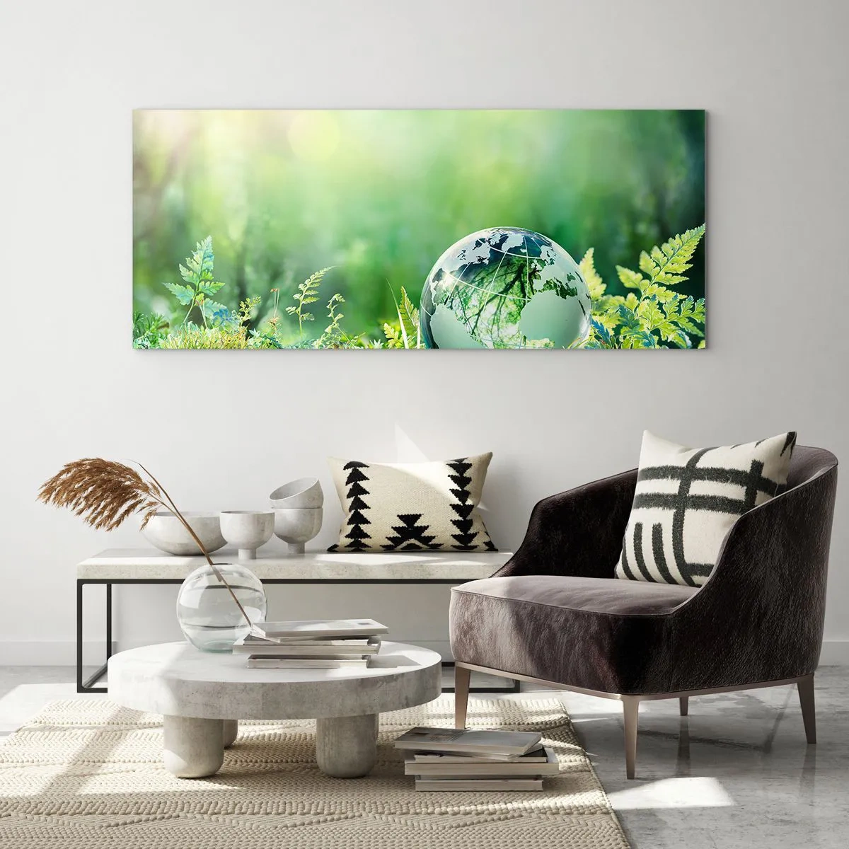 Obraz na szkle - Kryształowa kula ziemska wśród zieleni na tle natury - 120x50cm - Zielona planeta - Nowoczesna dekoracja ścienna do salonu i sypialni ARTTOR