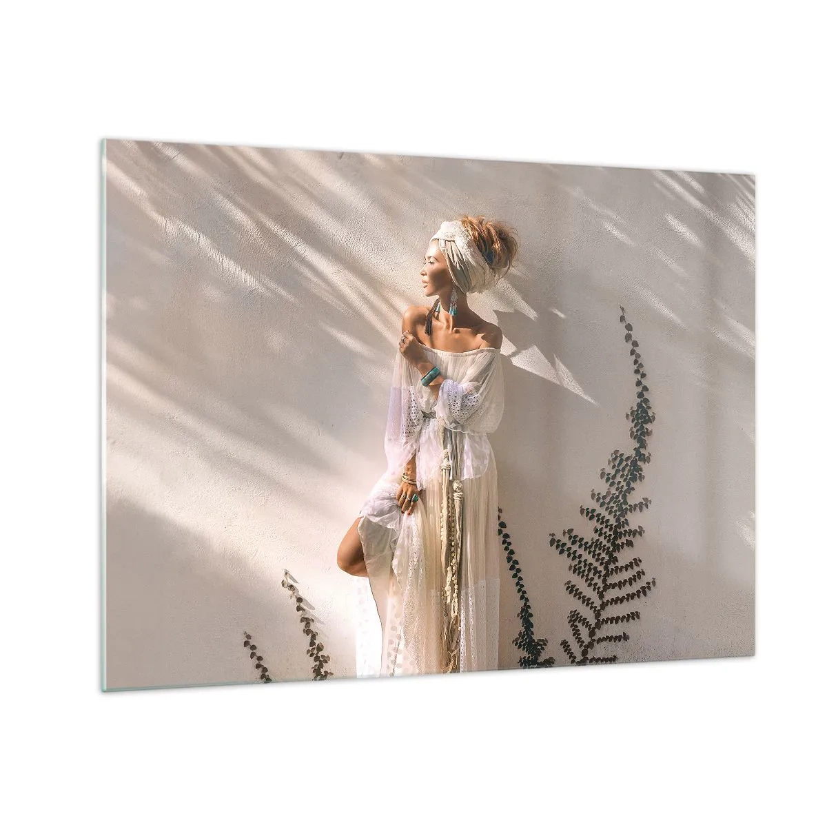 Obraz na szkle - Kobieta w stylizacji boho na tle jasnej ściany i cieni roślin - 70x50cm - Słońce i dziewczyna - Nowoczesna dekoracja ścienna do salonu i sypialni ARTTOR
