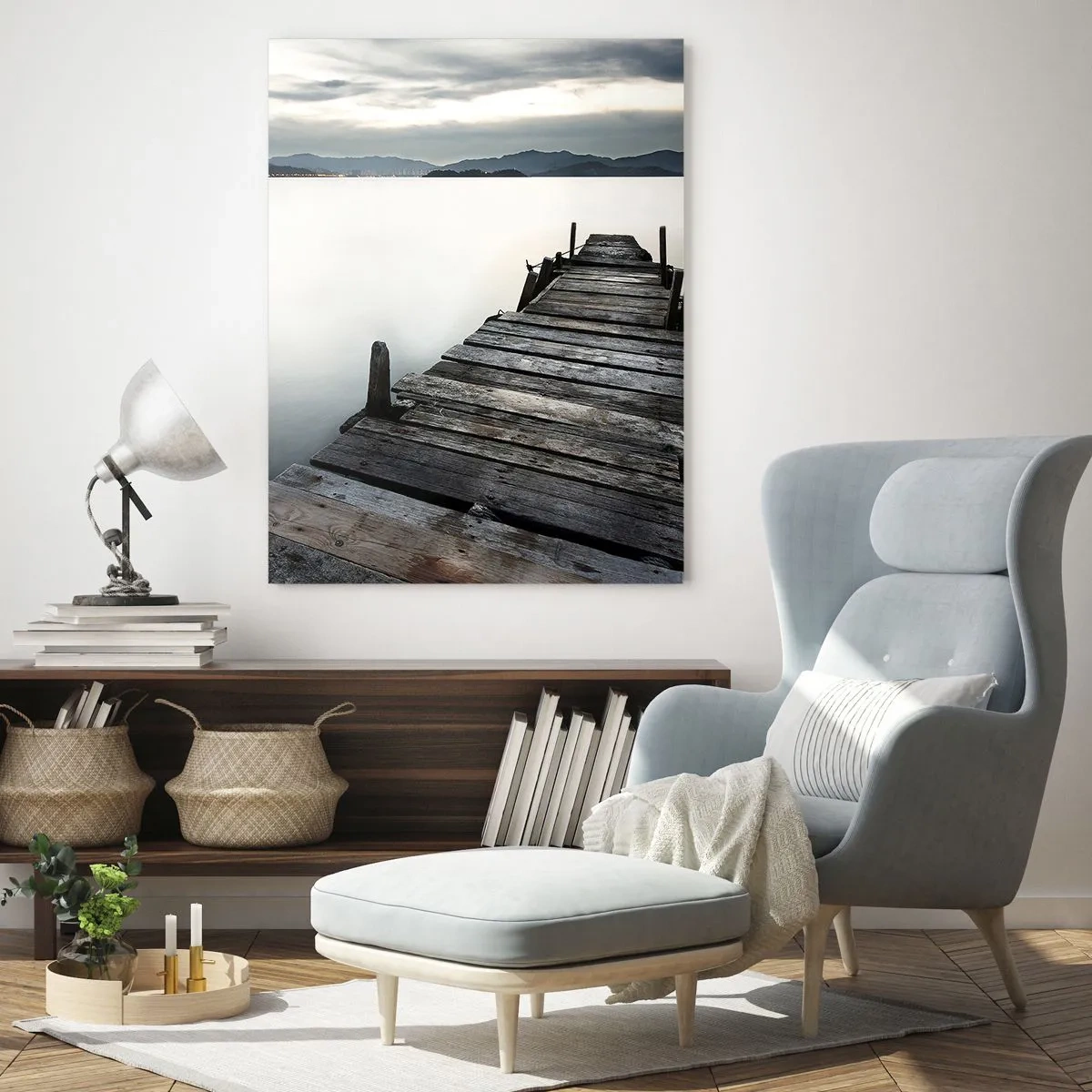 Obraz na szkle - Drewniany pomost na tle spokojnego jeziora o zmierzchu - 50x70cm - Zanurzyć się w spokoju - Nowoczesna dekoracja ścienna do salonu, kuchni i sypialni ARTTOR