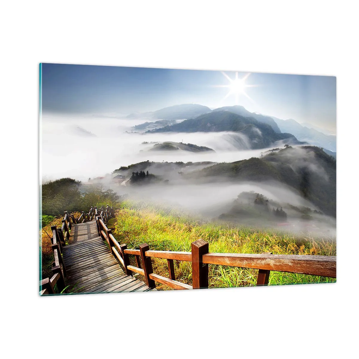 Obraz na szkle - Górski krajobraz z mgłą i drewnianą ścieżką o wschodzie słońca - 120x80cm - Utkane z blasku i mgły - Nowoczesna dekoracja ścienna do salonu, kuchni i sypialni ARTTOR