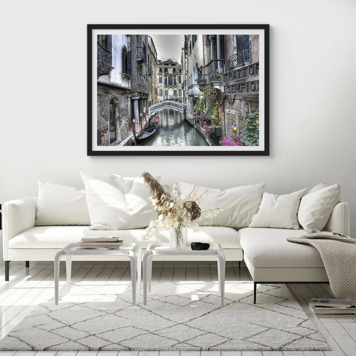 Plakat w czarnej ramie - Wenecki kanał z gondolą i kamiennym mostem - 70x50cm - Od wieków w cichej zadumie - Nowoczesna dekoracja ścienna do salonu i sypialni ARTTOR