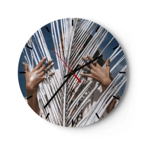 Zegar ścienny - Dłonie ozdobione pierścieniami za białymi liśćmi palmowymi - 30x30cm - Dziewczyna szamana? - Nowoczesna dekoracja ścienna do salonu, kuchni i sypialni ARTTOR