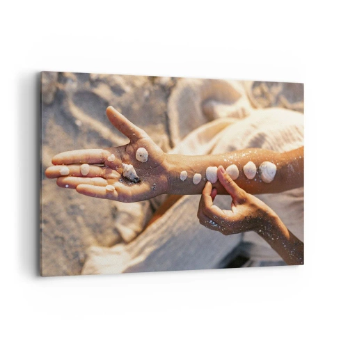 Obraz na płótnie - Dłonie z ułożonymi muszlami na tle piasku - 120x80cm - Piękno w zasięgu ręki - Nowoczesna dekoracja ścienna do salonu, kuchni i sypialni ARTTOR