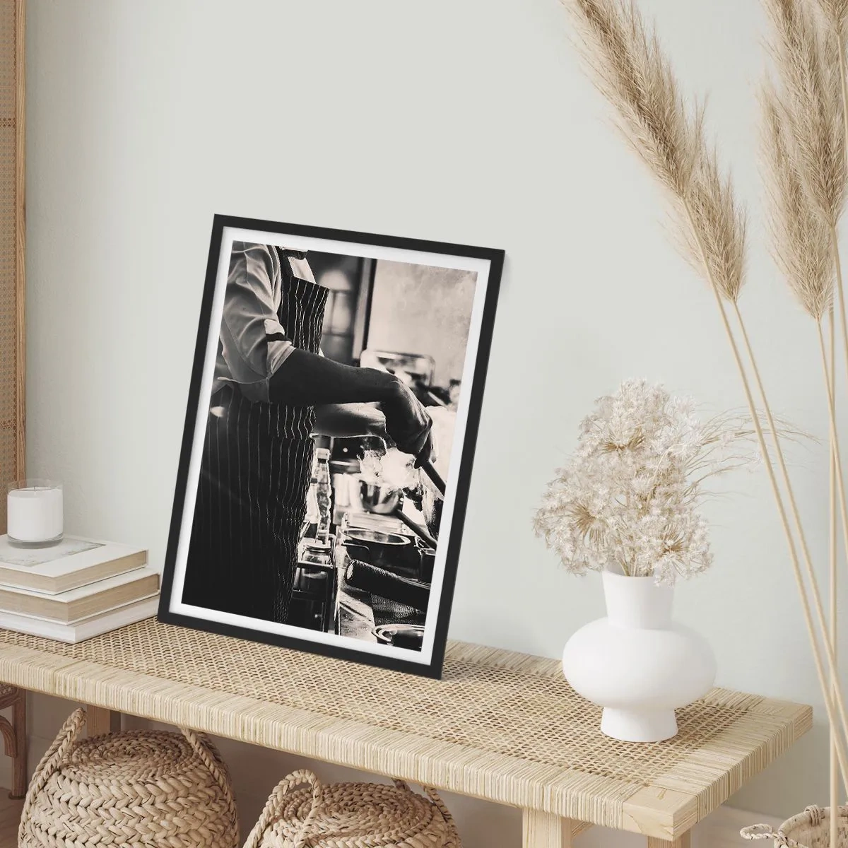 Plakat w czarnej ramie - Czarno-biała fotografia kucharza przy pracy - 50x70cm - Alchemia smaków - Nowoczesna dekoracja ścienna do salonu i sypialni ARTTOR