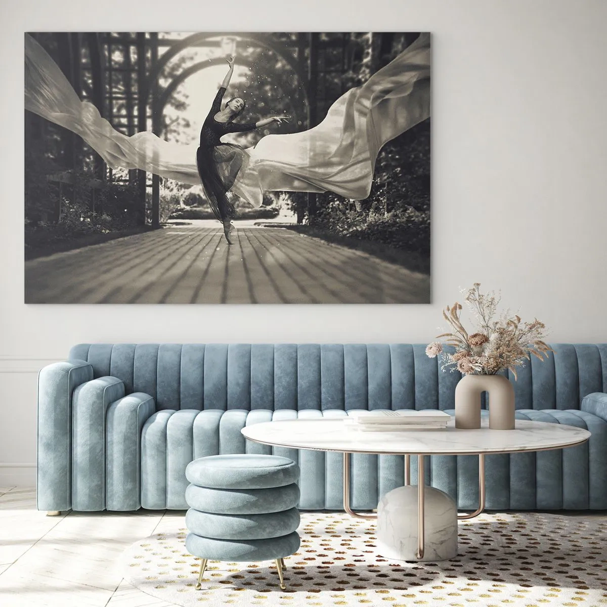 Obraz na szkle - Tancerka w ruchu na tle ogrodu w czarno-białej tonacji - 70x50cm - Taniec ducha ogrodu - Nowoczesna dekoracja ścienna do salonu i sypialni ARTTOR