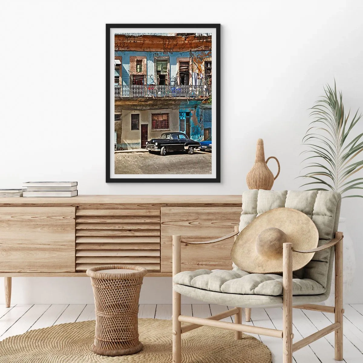 Plakat w czarnej ramie - Stara kamienica z klasycznym samochodem - 50x70cm - Hawańskie klimaty - Nowoczesna dekoracja ścienna do salonu i sypialni ARTTOR
