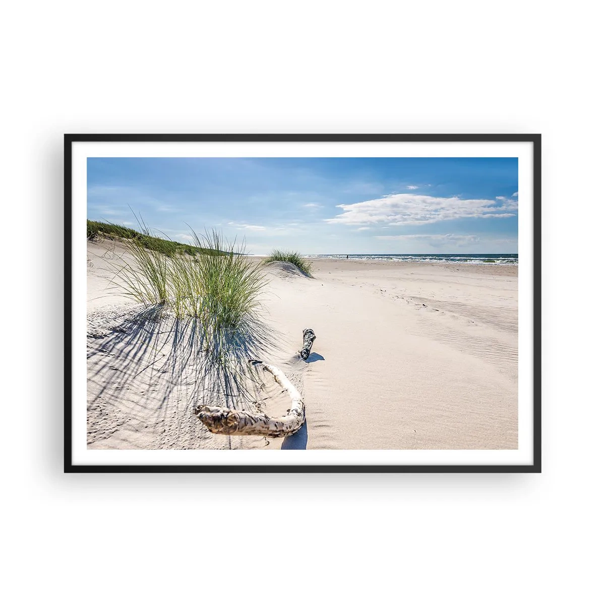 Plakat w czarnej ramie - Bałtycka plaża z piaskiem, trawami i spokojnym błękitnym niebem - 100x70cm - Najpiękniejsza? Bałtycka - Nowoczesna dekoracja ścienna do salonu i sypialni ARTTOR