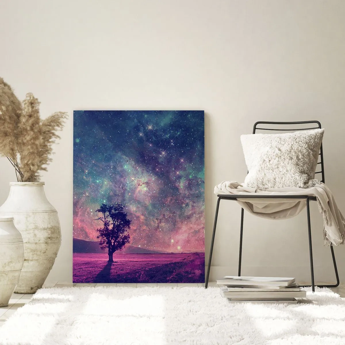 Obraz na szkle - Drzewo na tle rozgwieżdżonego nieba i galaktyki - 50x70cm - Pod magicznym niebem - Nowoczesna dekoracja ścienna do salonu, kuchni i sypialni ARTTOR