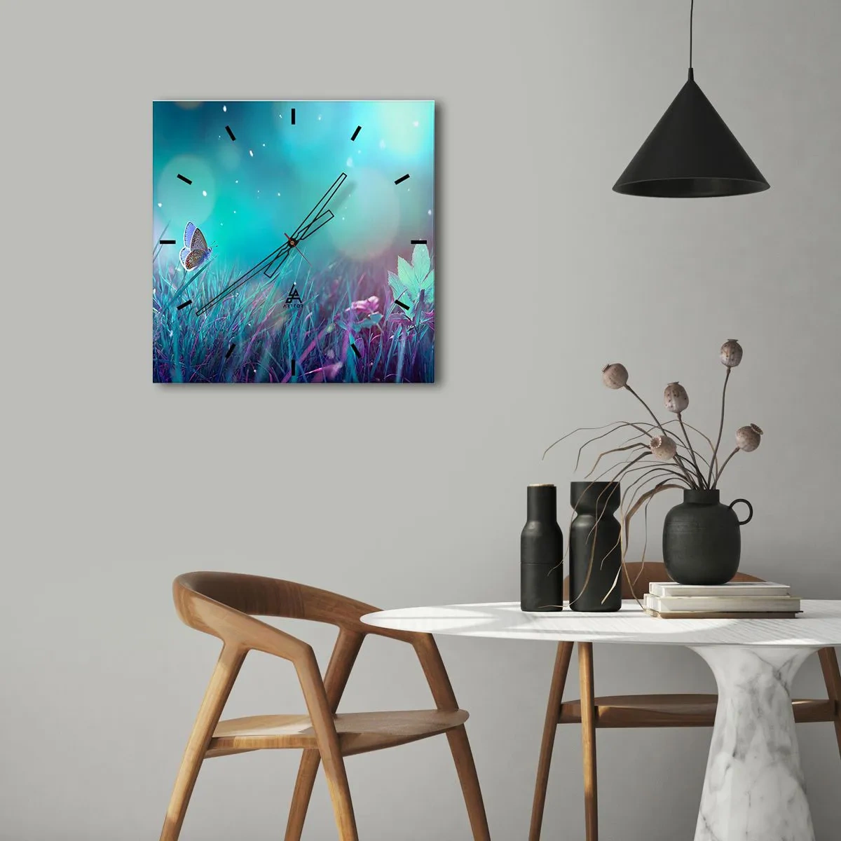 Zegar ścienny - Motyl na trawie w świetle rozmytych refleksów - 30x30cm - Sekretne życie łąki - Nowoczesna dekoracja ścienna do salonu i sypialni ARTTOR