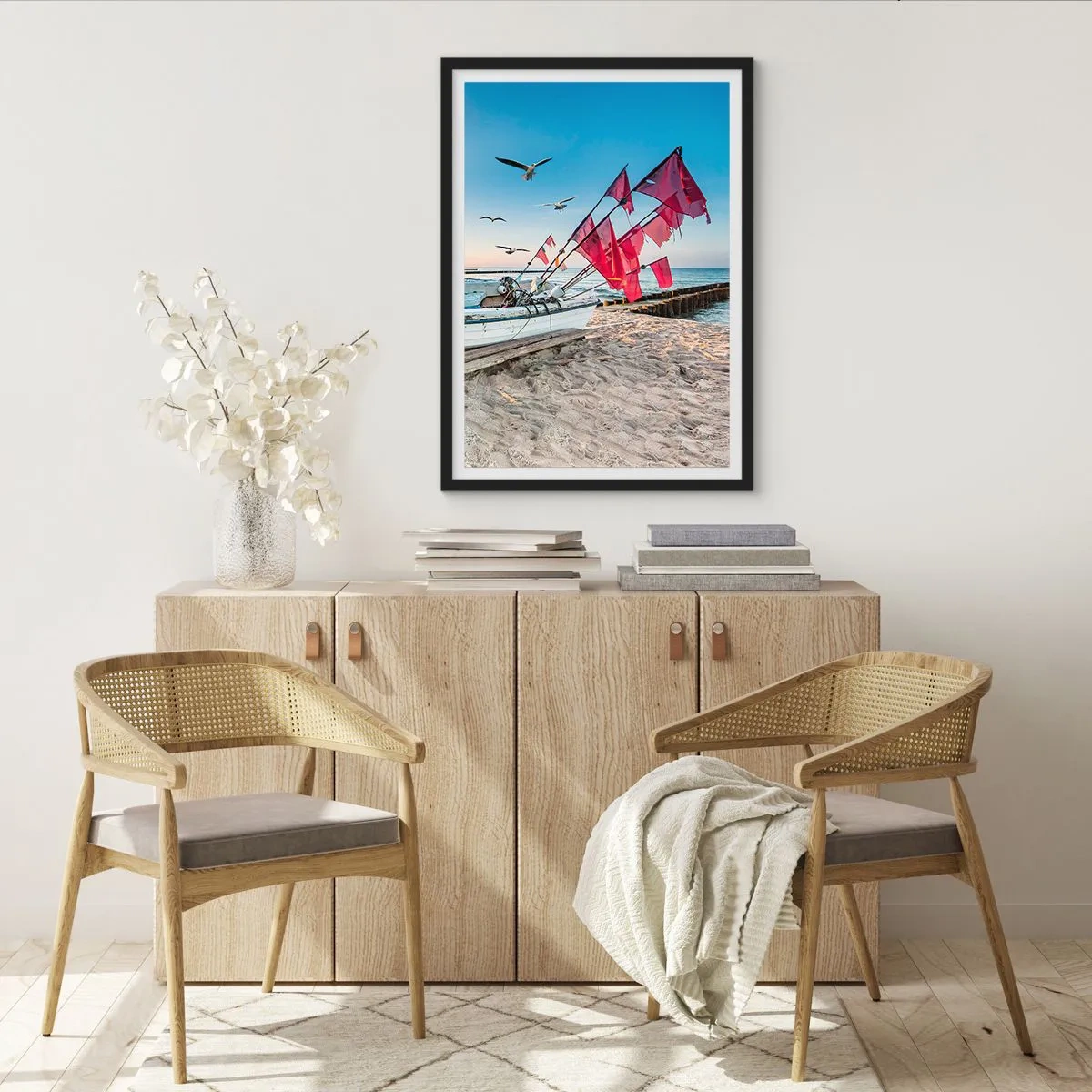Plakat w czarnej ramie - Łódź rybacka z czerwonymi flagami na plaży - 50x70cm - Zasłużony odpoczynek - Nowoczesna dekoracja ścienna do salonu i sypialni ARTTOR